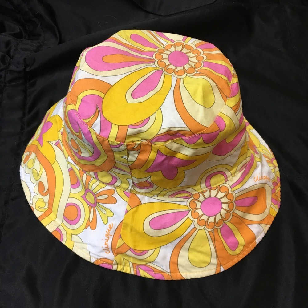 Reversible bucket hat